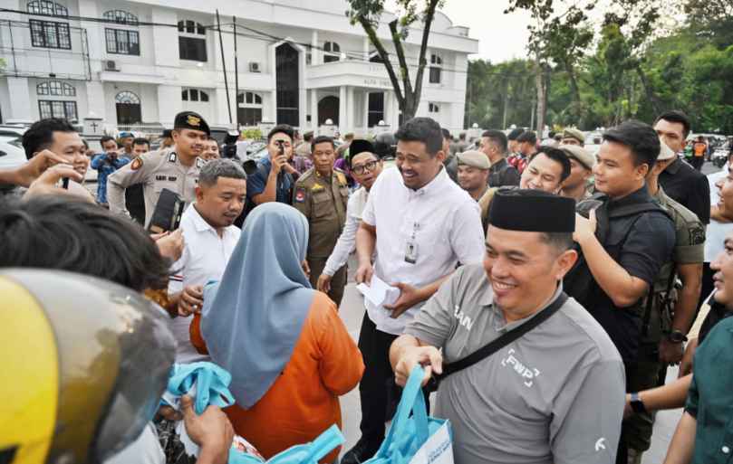 Gubernur Sumatera Utara (Sumut) Muhammad Bobby Afif Nasution membagikan tunjangan hari raya (THR) kepada masyarakat di Kota Medan, Selasa (17/3/2026). Bantuan yang diberikan berupa kebutuhan pokok (sembako) dan santunan uang tunai.