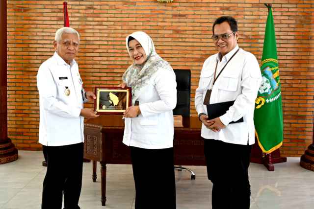 Wakil Gubernur Sumatera Utara (Sumut) Surya, menerima audiensi Kepala Perwakilan Badan Kependudukan dan Keluarga Berencana Nasional (BKKBN) Wilayah Sumut, Fatmawati di Pendopo Lantai 9, Kantor Gubernur Sumut, Jalan Pangeramn Diponegoro Medan, Rabu (13/5/2026).