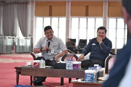 Gubernur Sumatera Utara (Sumut) Muhammad Bobby Afif Nasution menerima audiensi Kepala Perwakilan Satuan Kerja Khusus Pelaksana Kegiatan Usaha Hulu Minyak dan Gas Bumi (SKK Migas) di Aula Tengku Rizal Nurdin Jalan Sudirman Nomor 41 Medan, Kamis (4/6/2026). Foto/Diskominfo Sumut