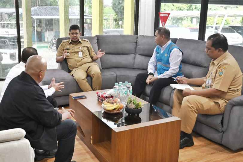 Gubernur Sumatera Utara (Sumut) Muhammad Bobby Afif Nasution melakukan kunjungan kerja ke Kantor PT PLN (Persero) Unit Pelaksana Pengatur Beban (UP2B) Wilayah Sumatera Bagian Utara (Sumbagut) di Lorong XII Nomor 6 Glugur, Kota Medan, Senin (8/6/2026).