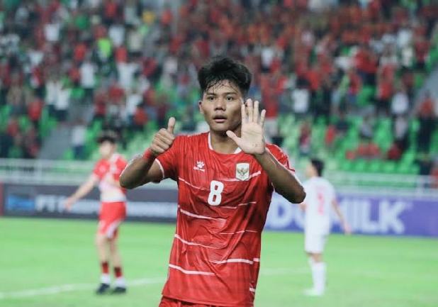 Arkan Kaka selebrasi usai menjebol gawang Myanmar pada menit 38 penyisihan Piala AFF U-19 Grup A, Senin (1/6/2026) malam, di Stadion Utama Sumatera Utara. Foto/IG