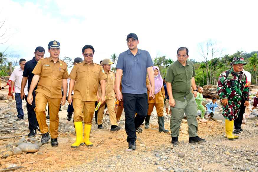 Gubernur Sumatera Utara (Sumut) Muhammad Bobby Afif Nasution didampingi Kepala Dinas Perindustrian, Perdagangan, Energi dan Sumber Daya Mineral (Perindag ESDM) Sumut Dedi Jaminsyah Putra Harahap meninjau Sungai Badiri, Kecamatan Badiri, Kabupaten Tapteng, baru-baru ini.