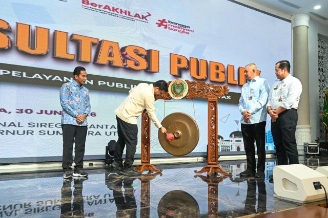 Gubernur Sumut Bobby Nasution membuka Forum Komunikasi Publik dengan tema Merajut Kolaborasi Menuju Pelayanan Publik Yang Berkualitas sekaligus peluncuran aplikasi Sumut Berkah APP yang diselenggarakan oleh Biro Organisasi Setdaprov Sumut di Aula Raja Inal Siregar, lantai 2 Kantor Gubernur Sumut, Jalan Diponegoro No. 30, Medan, Selasa (30/6/2026). Foto/Diskominfo Sumut 