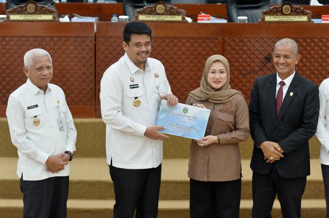 20260702_120917_resize_85 Gubernur Sumatera Utara (Sumut) Bobby Nasution menyerahkan Penyampaian Penjelasan Gubernur Sumut terhadap Ranperda tentan Pertanggungjawaban Pelaksanaan APBD Provinsi Sumut TA.2025 pada Rapat Paripurna DPRD di Ruang Rapat Paripurna Gedung DPRD Provinsi Sumut Jalan Imam Bonjol Kota Medan, Rabu (1/7/2026). Foto/Diskominfo Sumut