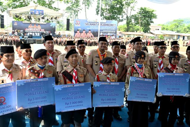 20260713_103112_resize_55 Gubernur Sumatera Utara (Sumut) Muhammad Bobby Afif Nasution di dampingi Penjabat Sekretaris Daerah Provinsi (Sekdaprov) Sumut Sulaiman Harahap beserta Seluruh OPD dan Forkopimda, menutup secara resmi Jambore Daerah XI di lapangan bumi perkemahan Sibolangit, Kabupaten Deliserdang, Minggu (12/7/2026). Foto/Diskominfo Sumut