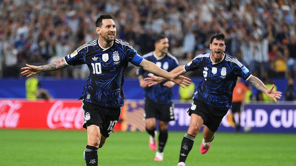 IMG-20260628-WA0021 Lionel Messi selebrasi usai cetak gol ke gawang Yordania di Grup J. Argentina libas Yordania 3-1. (Foto : Google)