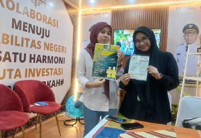 Petugas stan Badan Kesatuan Bangsa dan Politik Provinsi Sumut di arena PRSU, Jalan Gatot Subroto Medan, Sabtu (4/7/2026).
