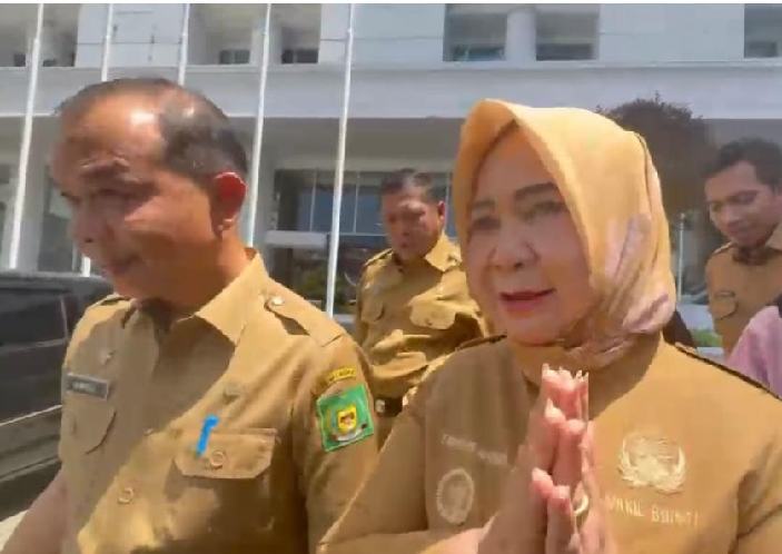 IMG_20260706_165529_resize_55 Wakil Bupati Langkat Tiorita Surbakti menerima SK Plt Bupati Langkat yang diserahkan Gubernur Sumatera Utara Bobby Nasution, Senin (6/7/2026).
