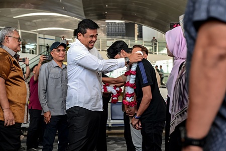 010826_GUBSU_WINGS AIR_TERBANG PERDANA_MADINA_09.jpg Gubernur Sumatera Utara (Sumut) Muhammad Bobby Afif Nasution didampingi sejumlah OPD dan jajaran Direksi Lion Group, manajemen PT Angkasa Pura Aviasi, anggota DPR RI, DPRD Sumut, pimpinan daerah, serta instansi aviasi terkait, meresmikan penerbangan perdana maskapai Wings Air (Lion Group) rute Bandara Internasional Kualanamu (KNO) menuju Bandara Jenderal Besar AH Nasution di Kabupaten Mandailing Natal (MADINA), di Bandara Kualanamu International Airport, Sabtu (1/8/2026). Foto/Diskominfo Sumut