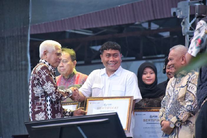 IMG-20260802-WA0021_resize_58 Penghargaan diserahkan Wakil Gubernur Sumatera Utara, H Surya BSc, kepada Wakil Bupati Deliserdang, Lom Lom Suwondo SS, pada penutupan PRSU di Jalan Gatot Subroto, Medan, Minggu (2/8/2026). Foto/ Diskominfostan Deliserdang